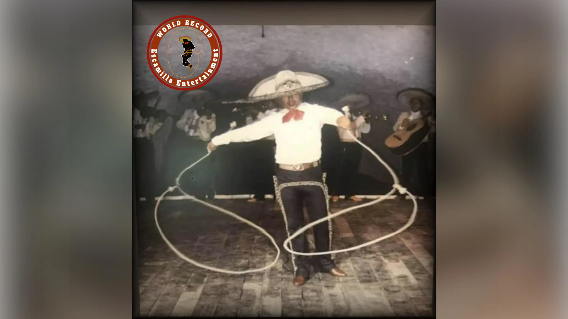Charro performing a trick with two ropes